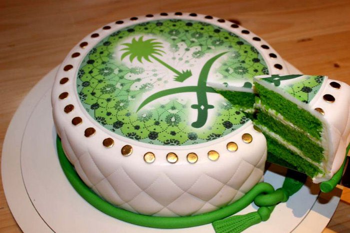 شاركيهم الاحتفال .. طريقة عمل كيكة يوم التاسيس السعودي بسهولة في المنزل