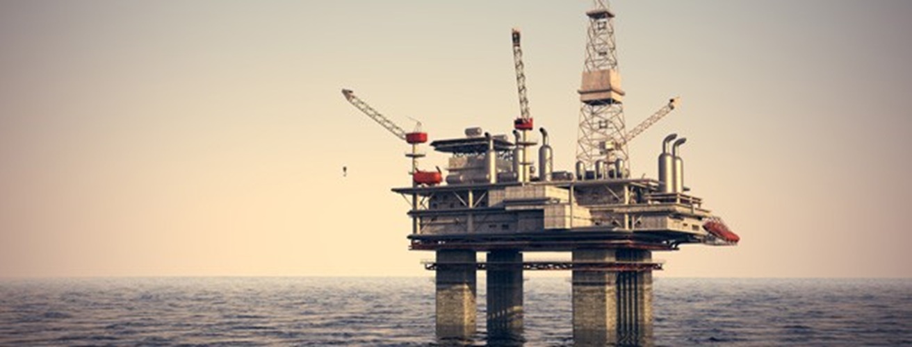 أسعار النفط تهبط لأدني مستوياتها منذ 2021 بسبب التوترات التجارية المتصاعدة وزيادات أوبك بلس