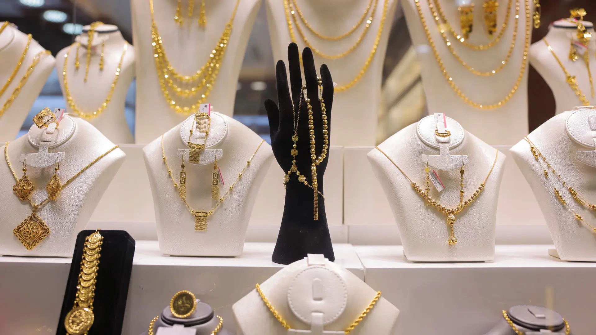 ” طاير زي الصاروخ ” سعر الذهب في الجزائر اليوم الاربعاء 30 ابريل 2025 عيار 21 و 24 بكام وأسعار السبائك الذهبية