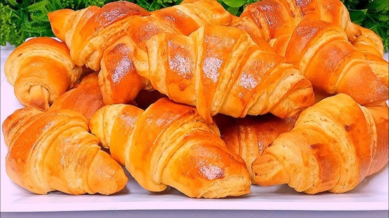 “السر في التوريق”! طريقة عمل الكرواسون في المنزل.. من المطبخ الفرنسي إلى مائدتك