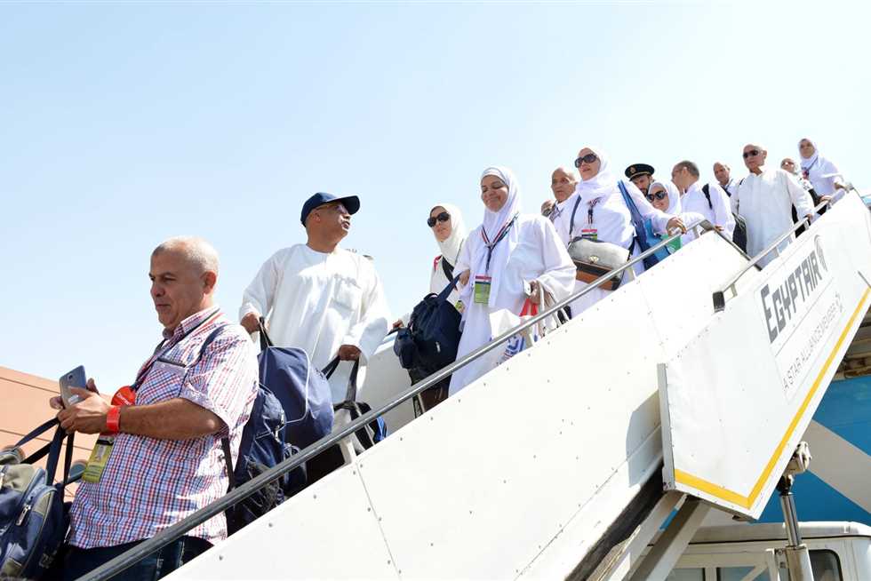 “بقلوب دامعة وألسنة تلهج بالدعاء”  متى تكون عودة الحجاج بعد أداء مناسك الحج لعام 2025