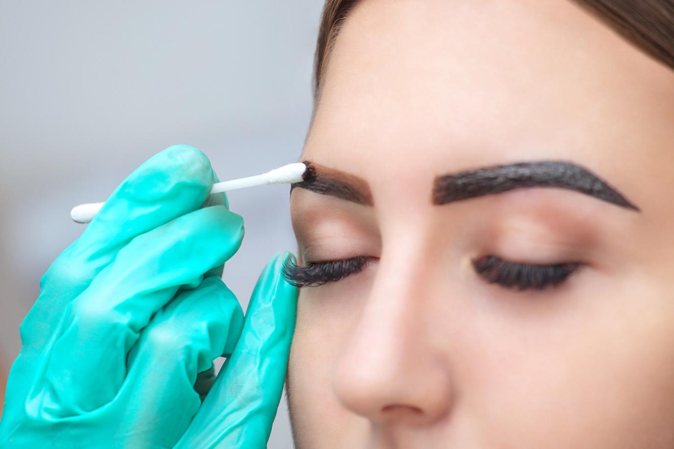 بشكل احترافي.. تعالي أقولك إزاي تصبغي حواجبك في بيتك قبل العيد باللون البني الفاتح