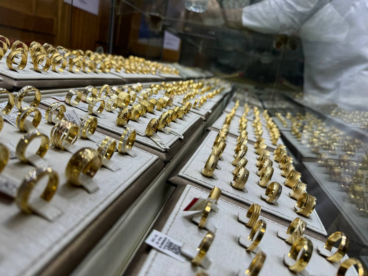 اخبار حلوة جدًا .. تتعلق بتراجع سعر جرام الذهب عيار 21 اليوم بمناسبة دخول السنة الجديدة في تاريخ يوم 29 من ديسمبر 2025